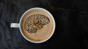 Une tasse de café avec un dessin de cerveau