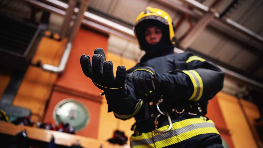 Dans l’Ain, ils fabriquent les gants de la plupart des pompiers
