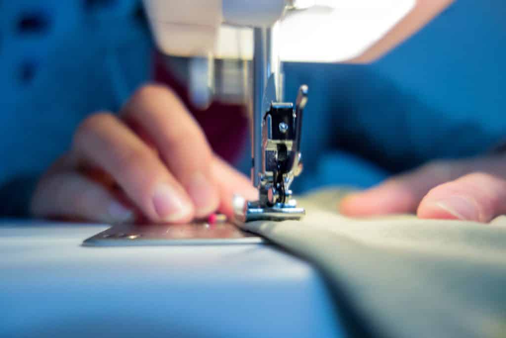 Elle redonne vie aux tissus des grandes marques de couture