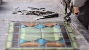 maitre verrier art  vitraux artisan restauration couleur atelier verrerie