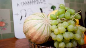 Melon et raisin posés dans un plat sur une table