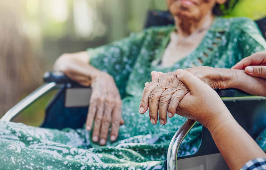 Santé : un verre connecté mesure l’hydratation des personnes âgées
