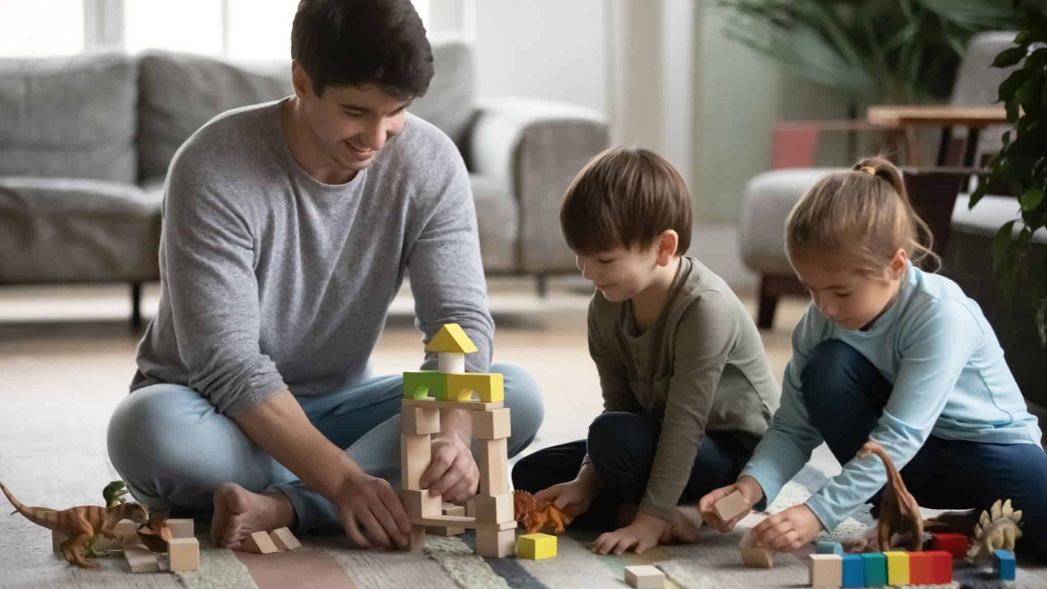 Un homme joue aux cubes avec dex