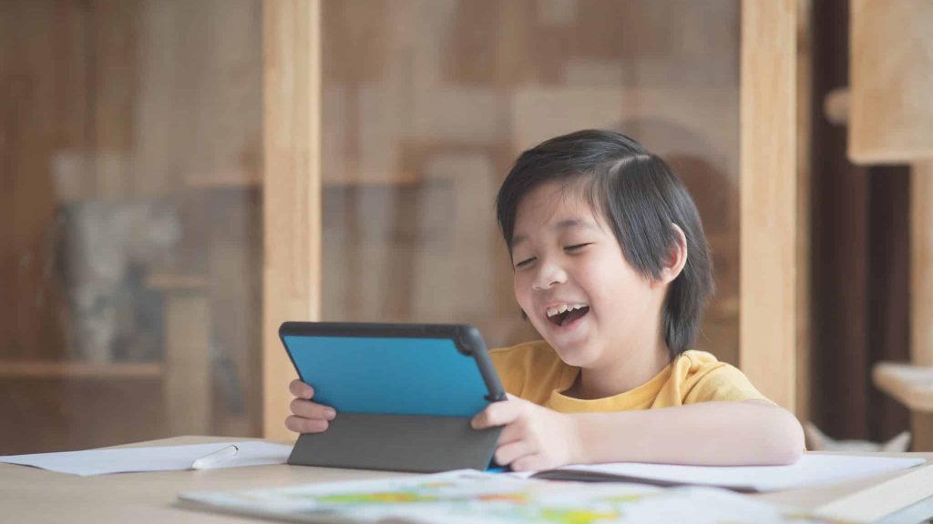 Rester un élève comme un autre grâce au cartable connecté