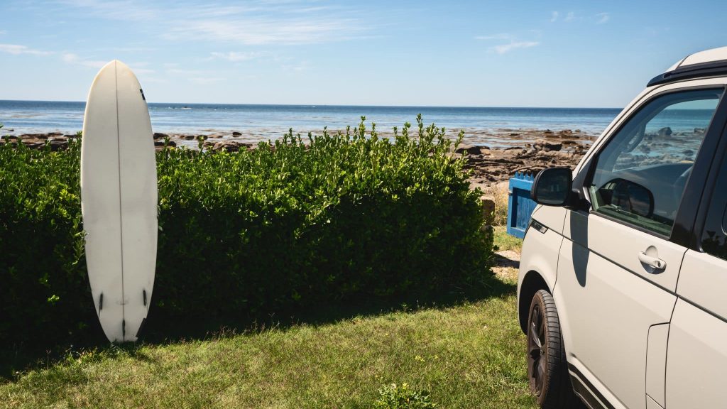 Ancien commercial, il a ouvert une auberge de surf itinérante