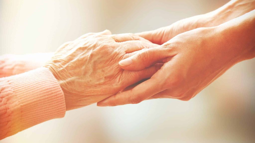 Paris : des ateliers culturels animés par des étudiants pour des séniors