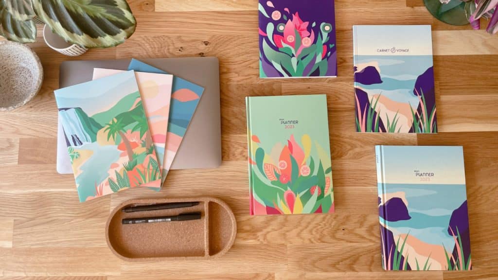 Passionnée par l’organisation et le graphisme, elle crée sa papeterie