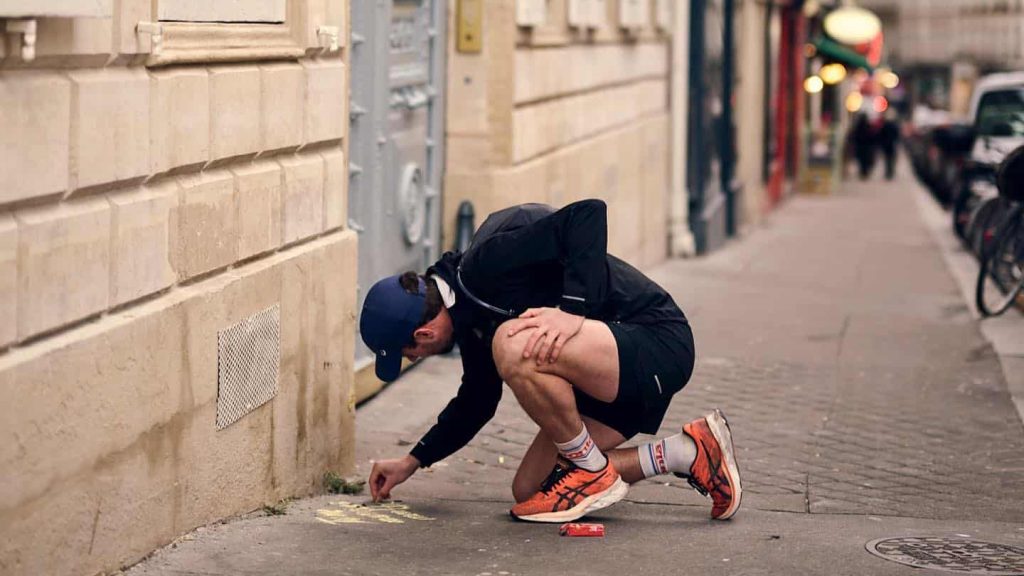 Il court livrer des messages à la craie dans les rues de Paris