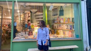Alice devant la librairie Petite Egypte à Paris