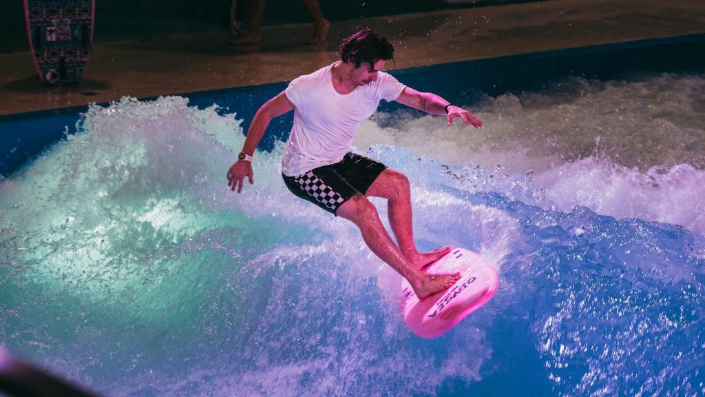 Lyon : surfez sur une vague en intérieur grâce à City Surf Park