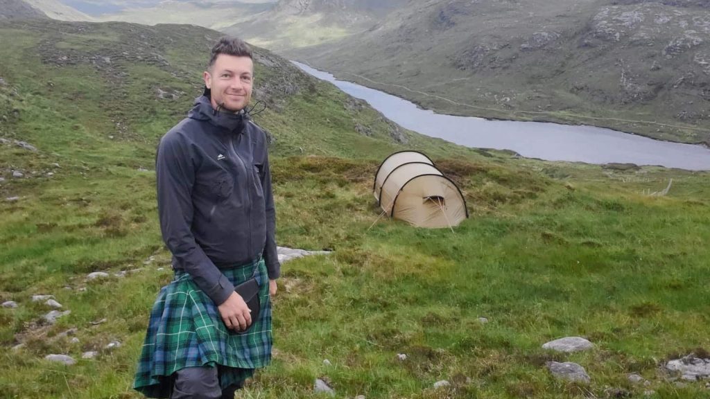 Depuis deux ans, ce Français parcourt le monde sans argent