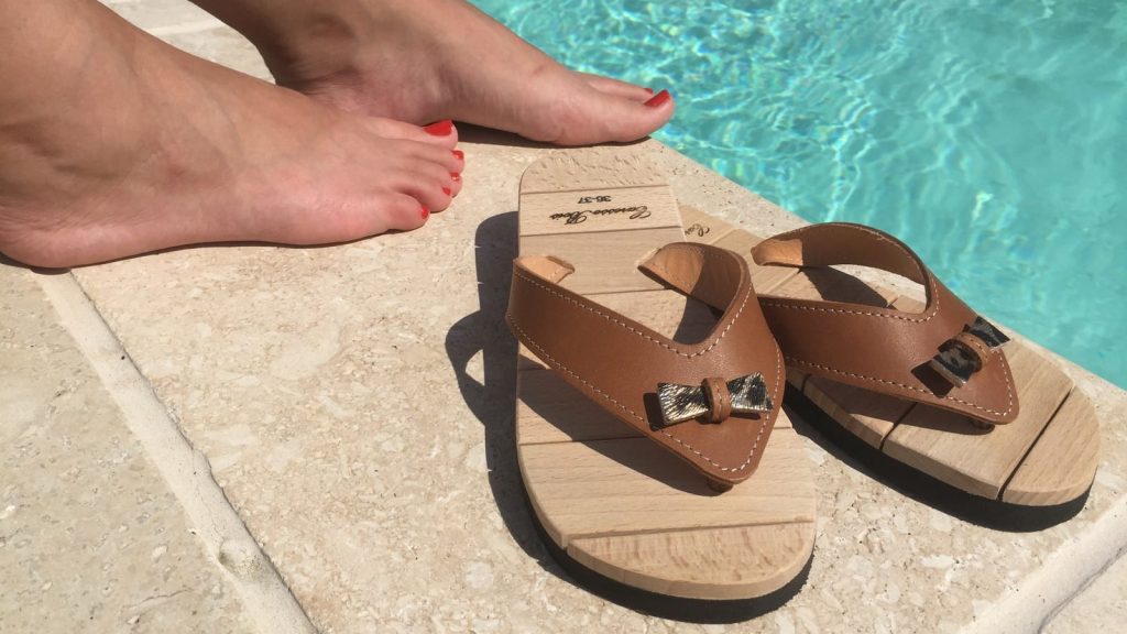 Du bois pour concevoir des sandales et des sacs à main