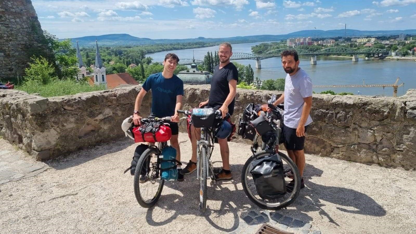 Ils ont rejoint Athènes à vélo pour alerter sur le changement climatique