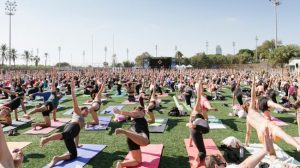 Des milliers de personnes font du yoga au festival 108 Paris