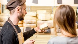 Un fromager avec une cliente