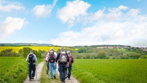 groupe pratiquant la marche nordique