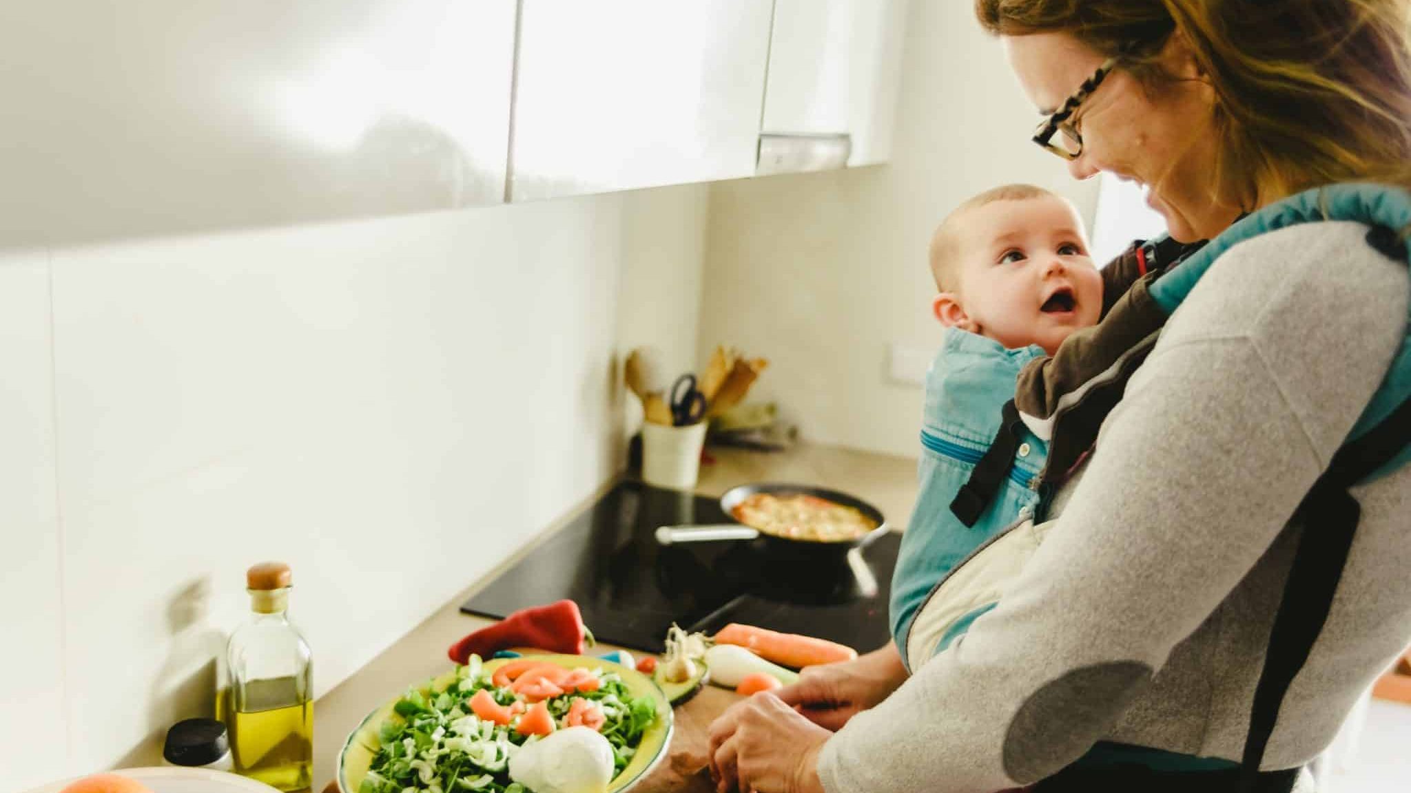 Portage de bébé : méthodes, avantages et inconvénients