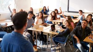 Personne de dos s'adressant à une classe