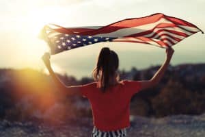 jeune fille tenant un drapeau américain