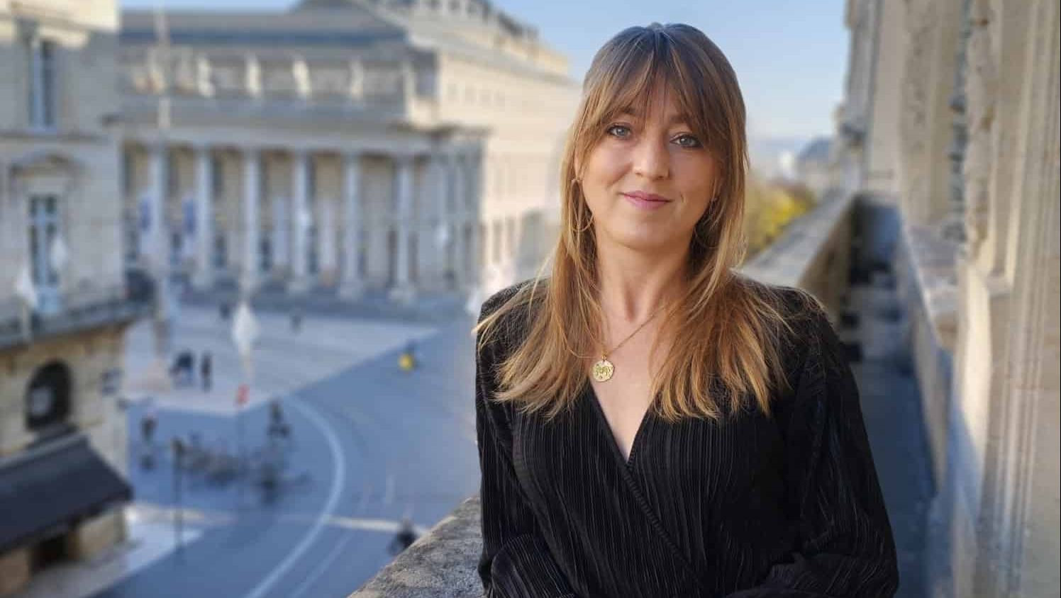 Clara Deleuze, créatrice de la plateforme On divorce, pose sur un balcon