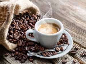 Tasse de café avec des grains