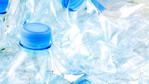 des bouteilles plastiques compactées à recycler