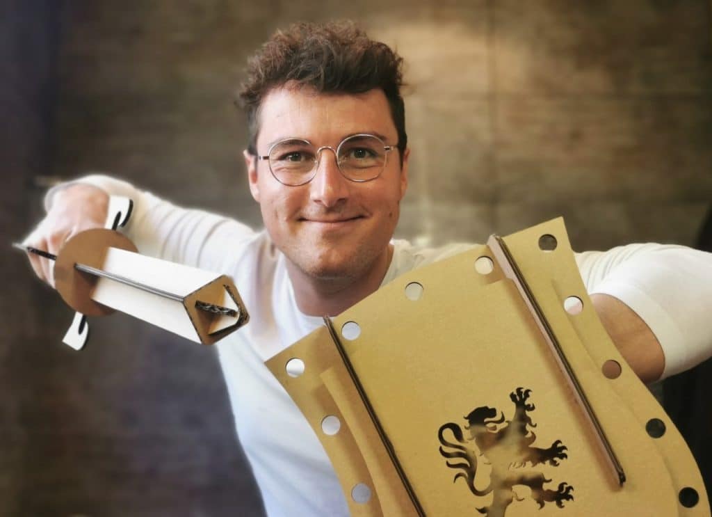 Déguisements, jouets et scénographies : il fait tout en carton recyclé