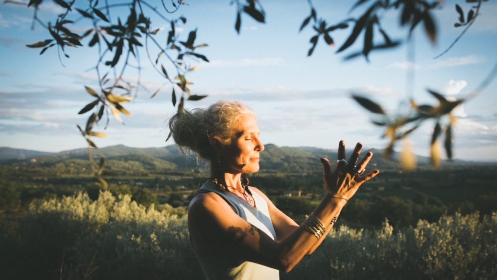 Charlotte Saint Jean infuse notre pratique de sa voix et ses mantras