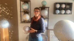 Cécile blary tient un globe terrestre artisanal