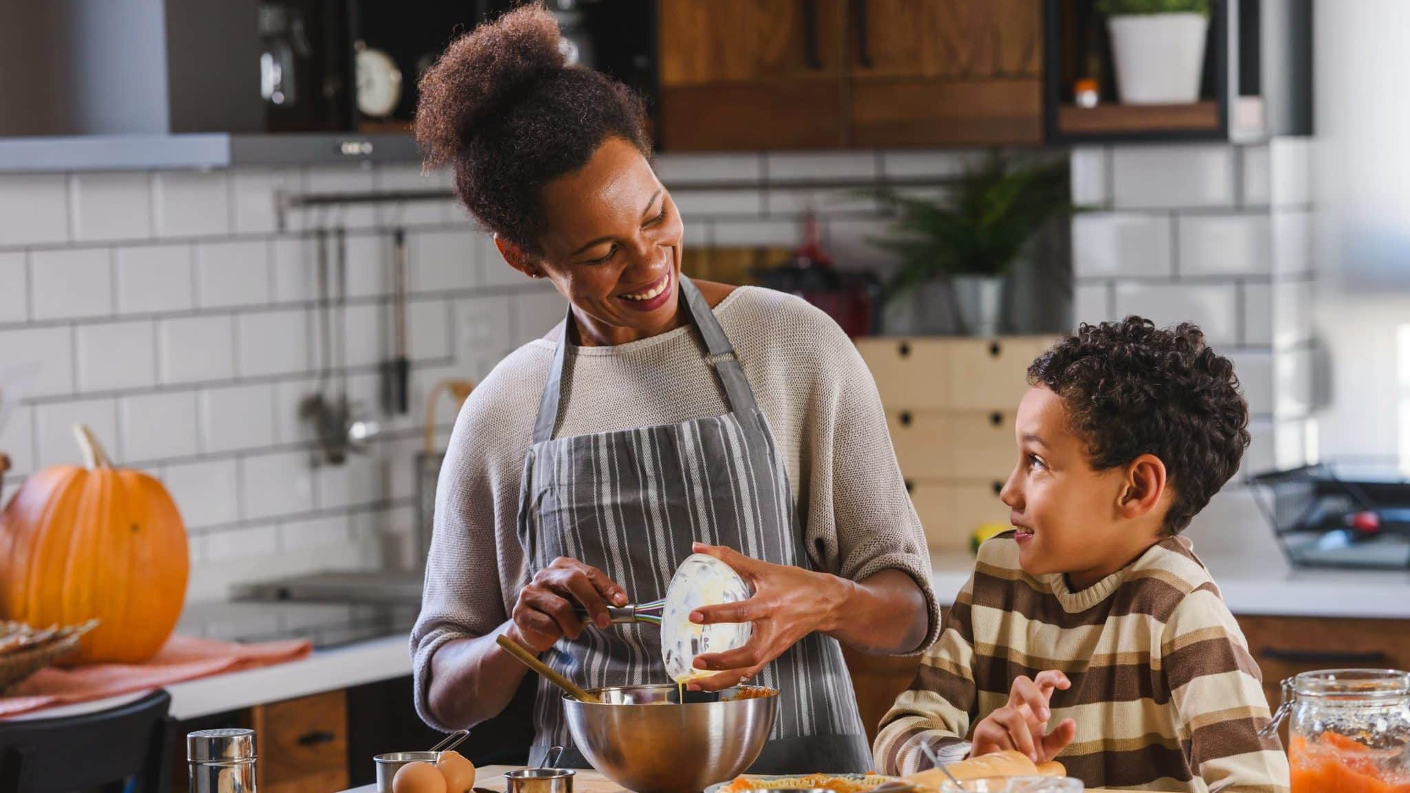 Une mère fait de la cuisine avec son fils