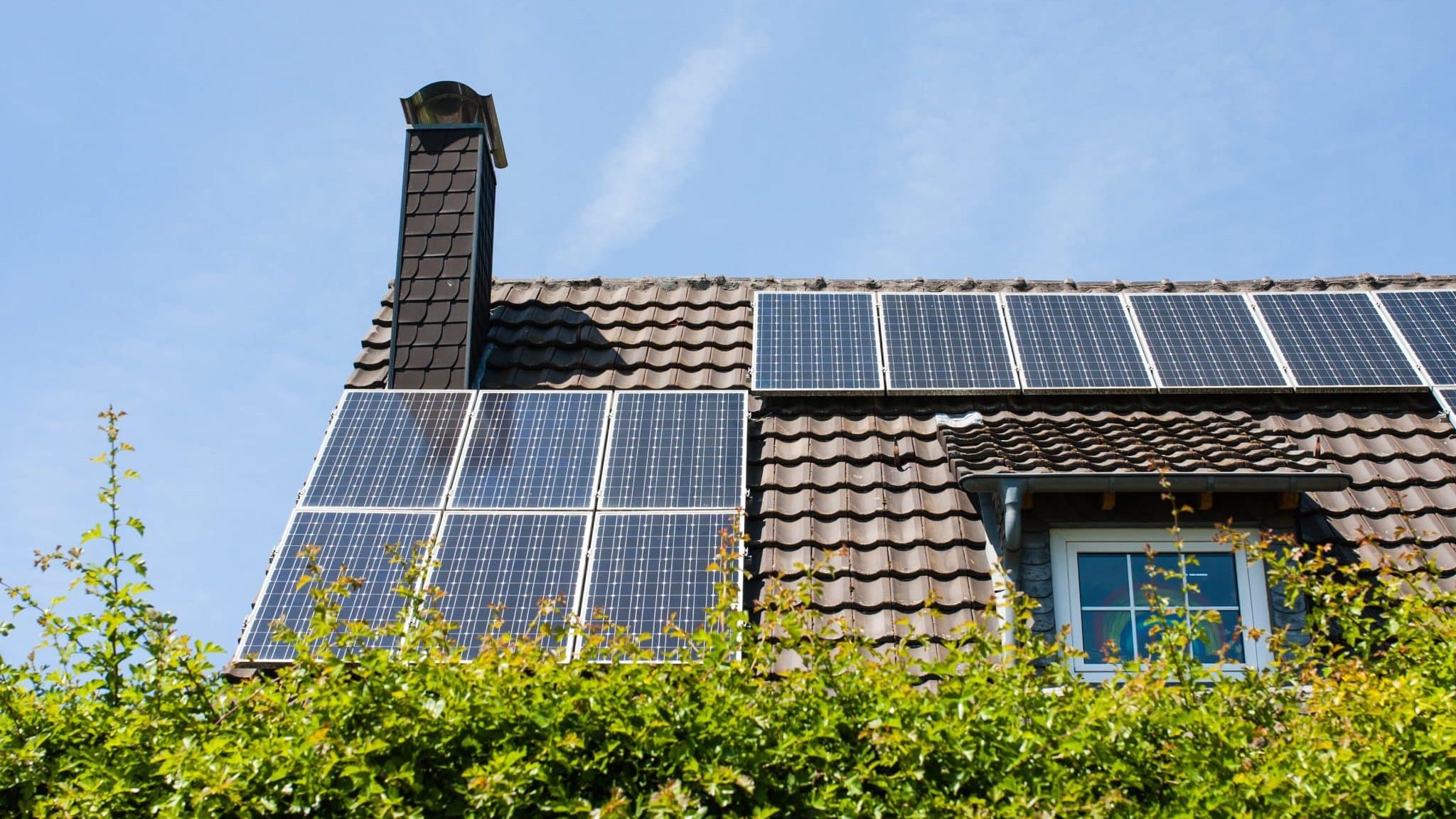 Pourquoi faire installer des panneaux solaires photovoltaïques ou  thermiques à son domicile ?