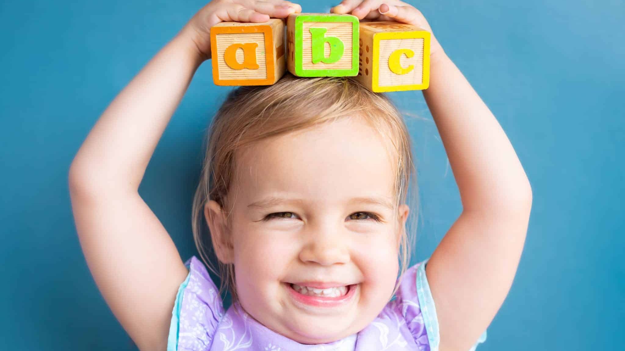 Illustration qui représente un bébé heureux d'apprendre à parler.