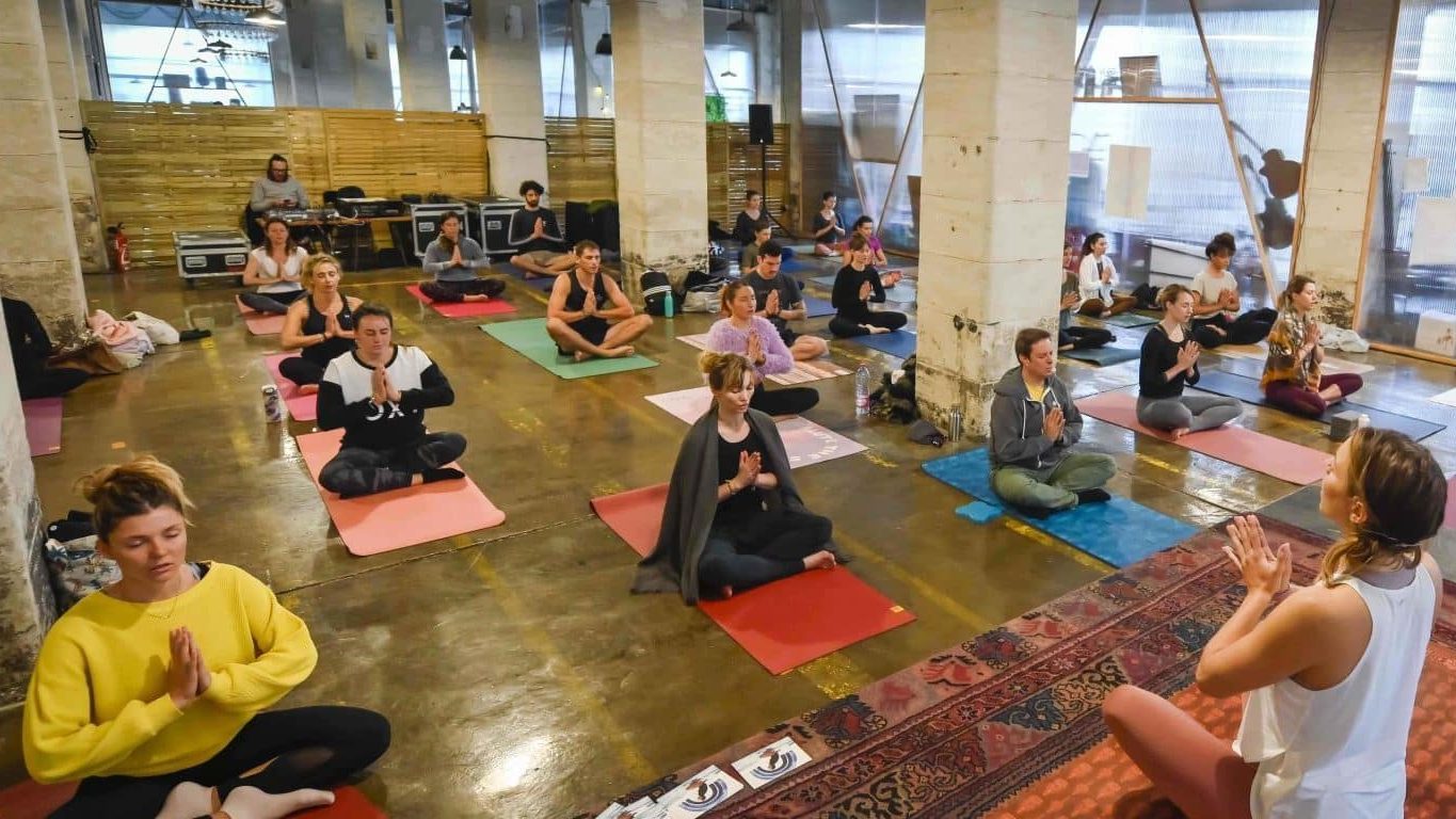 Un cours de yoga au BLISS festival à Bordeaux