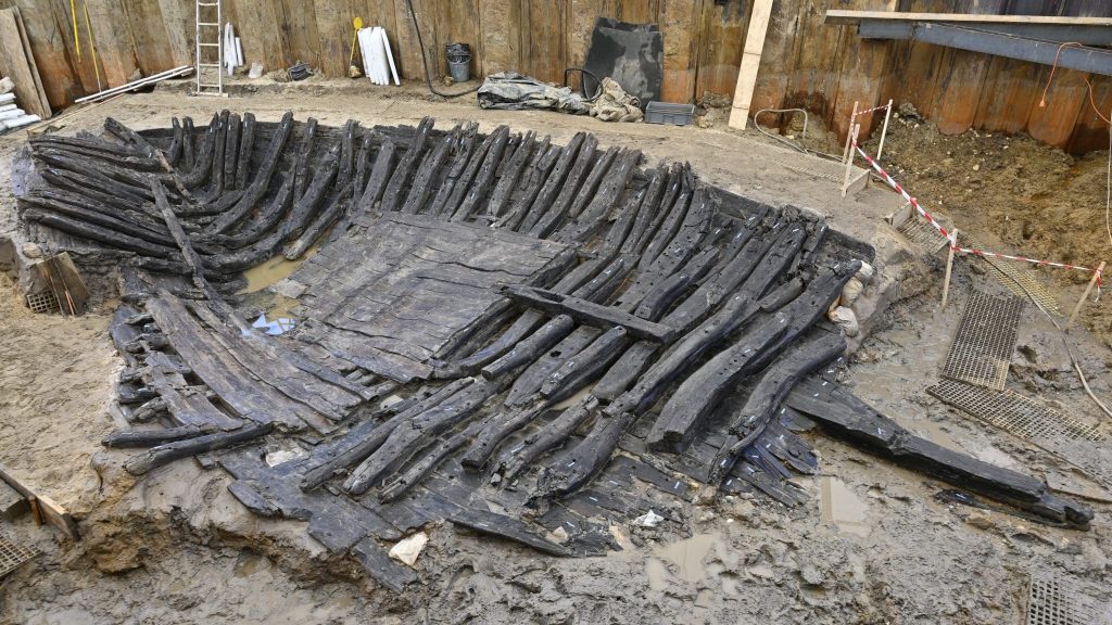 Un bateau datant du Moyen-Âge en passe de révéler ses secrets