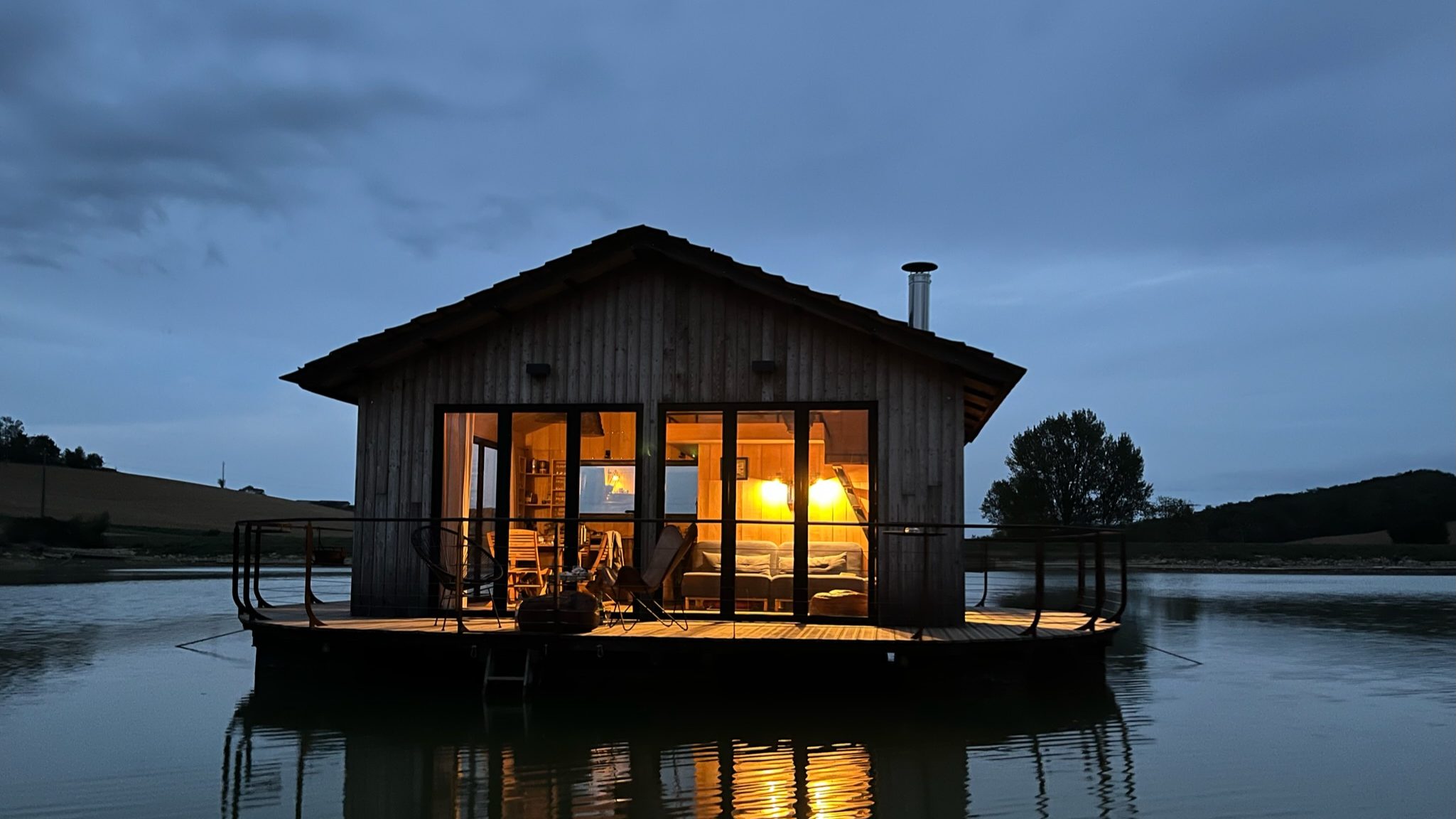 Arrêter le temps dans une maison flottante, au milieu d’un lac du Gers