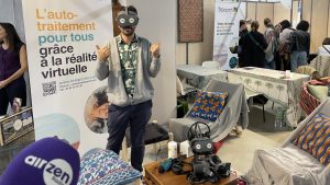 Jérémy Grasset sur le stand de téléportin avec un casque de réalité virtuel au salon zen Paris