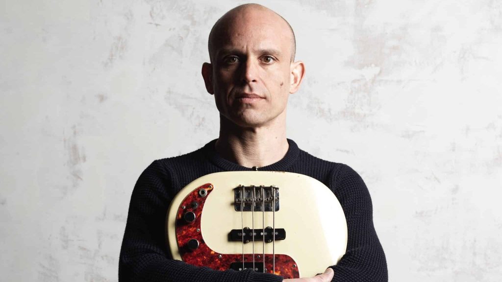 Julien Rieu de Pey : « Seules les vagues », un EP entre chant et basse