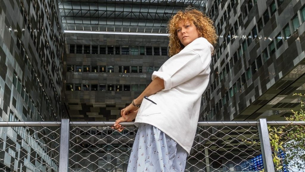 Ancien manutentionnaire, ce styliste travaille les tissus upcyclés