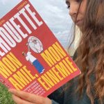 Jeune fille tient livre