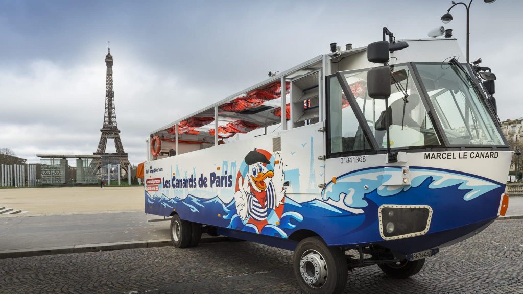 Paris : on embarque à bord du seul bus amphibie de France
