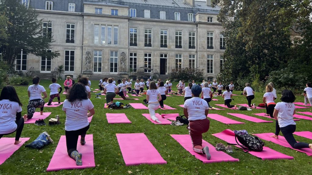 Ile-de-France : une séance de yoga géante pour Octobre rose