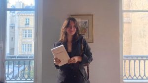 Céline avec son livre inspirant