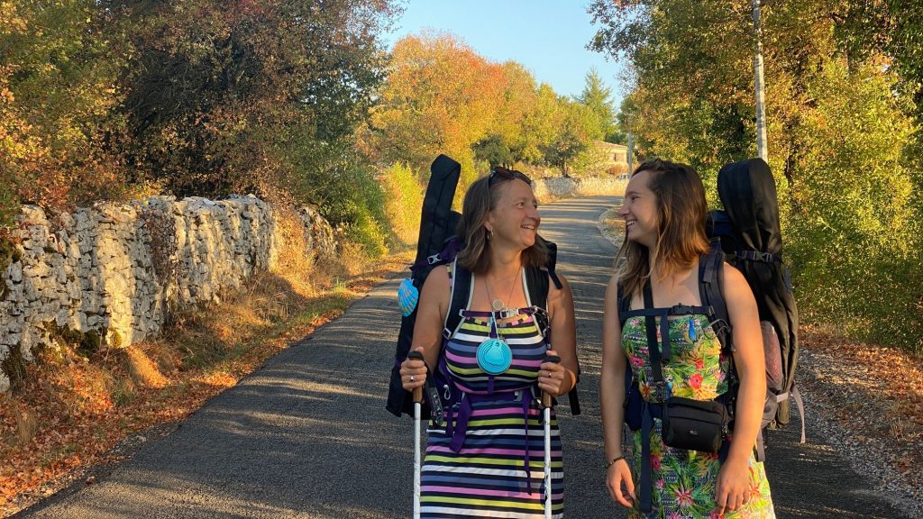 Mère et fille marchent pour la joie sur le chemin de Compostelle