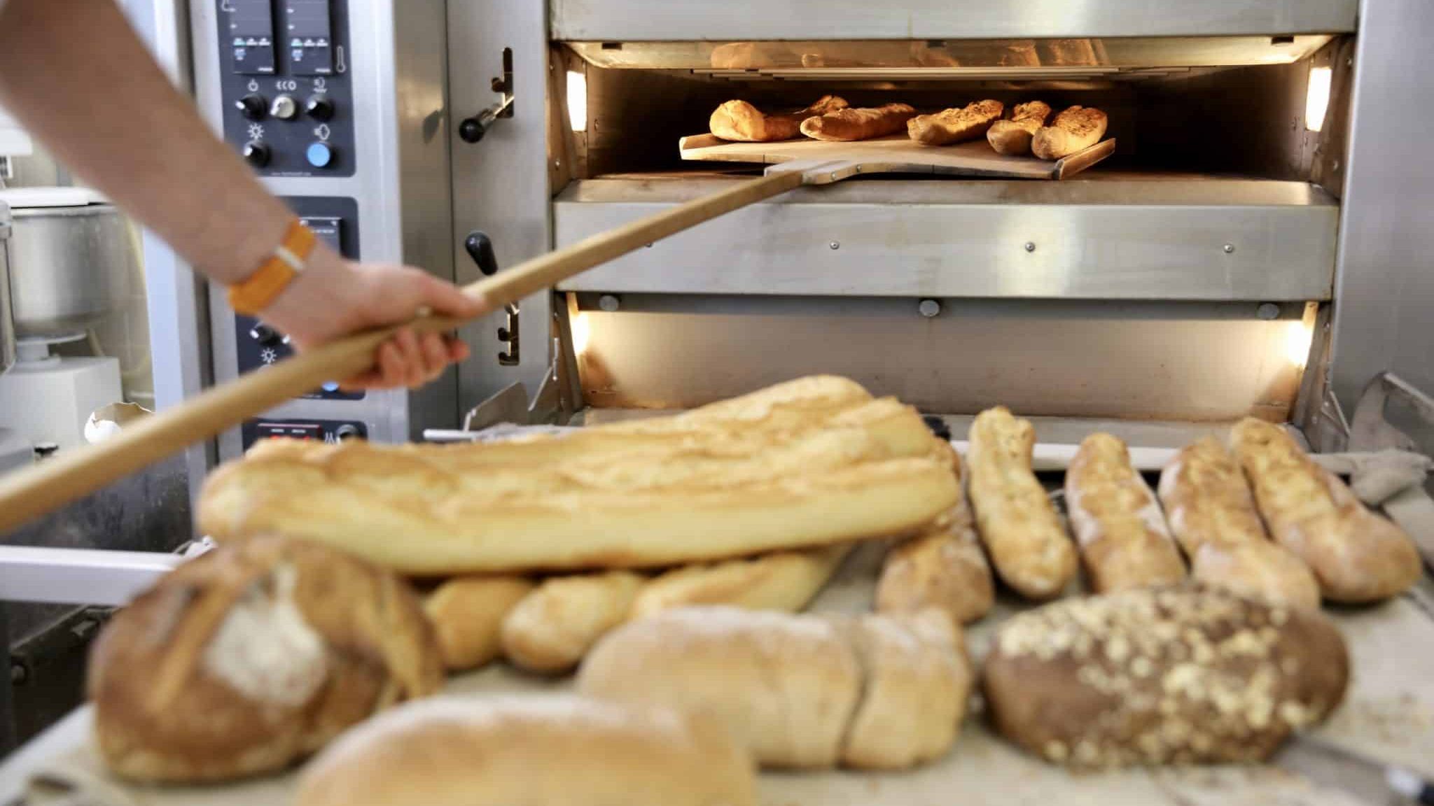 Des baguettes de pain qui sortent du four