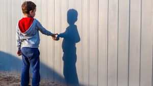 Un enfant devant une ombre, illustration du roman "Le chant de Loon"