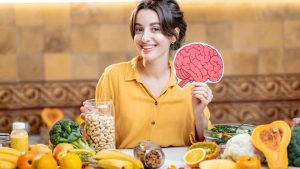 Femme montre cerveau et nourriture
