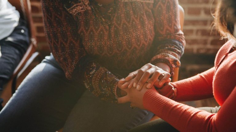 Deux femmes se tenant par la main