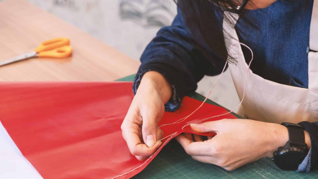 Jura : elle transforme des bâches publicitaires en accessoires