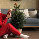 Femme décorant un sapin en pot