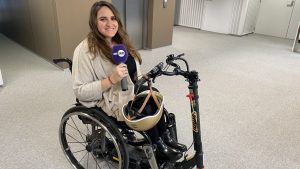 Charlotte Alaux sur son fauteuil roulant/trottinette